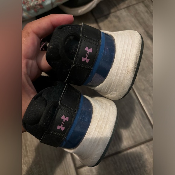 Under Armour sneakers size 7.5 - Picture 2 of 4